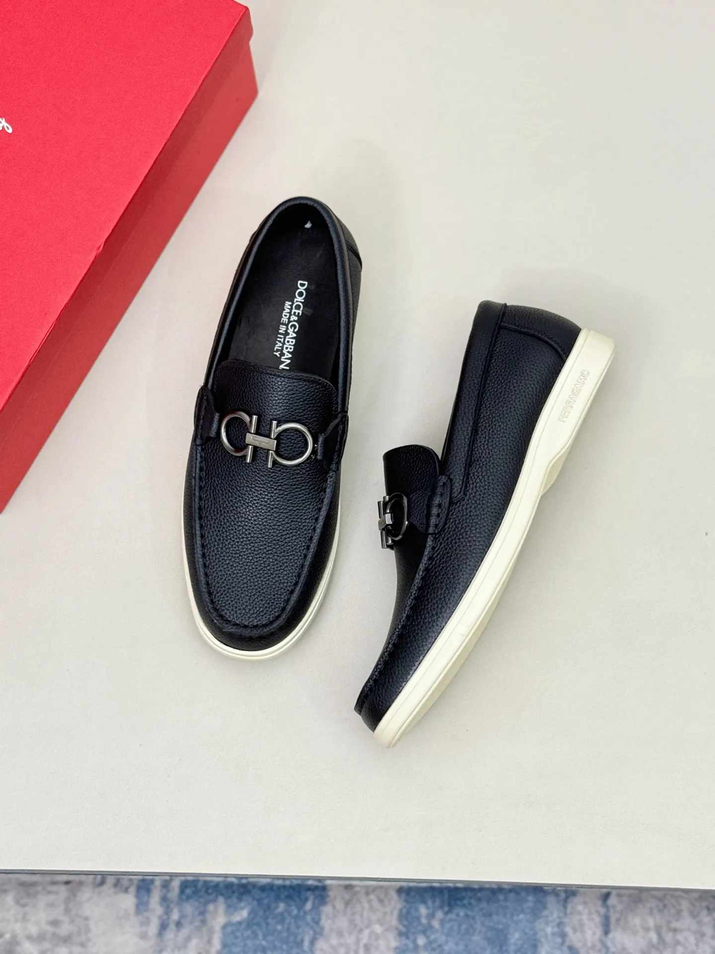 [Ferragamo] P: 580💰 Number of yards: 38~44 (45 orders are non-returnable) Ferragam's new men's driving shoes, the fabric is made of imported cowhide, with visible texture, heavy industrial stitching, dyed calfskin inside, standard logo cowhide feet, big-name experience, soft and comfortable on the feet, a men's favorite, special non-slip and wear-resistant rubber soles, easy to handle various occasions, with original box packaging!